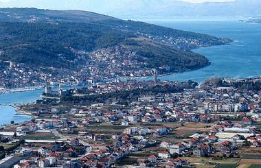 Chorvatské město Trogir na pobřeží