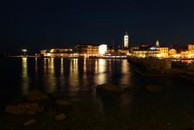 Chorvatské město Rab v noci