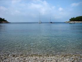 Chorvatsko - jedna z kamenitých pláží