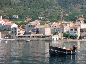 Rybářská loď na moři, Chorvatsko