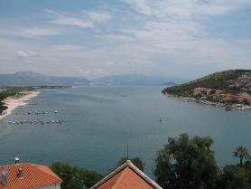 Chorvatsko - část města Trogir a moře