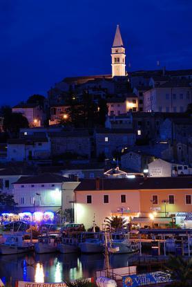 Istrijské letovisko Vrsar v noci