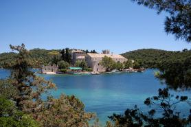 Ostrov Mljet - ostrovní klášter a kostel na Velikém jezeře