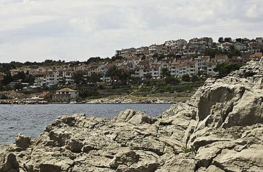 Skalnaté pobřeží u města Mali Lošinj, ostrov Lošinj