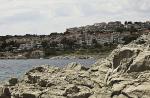 Skalnaté pobřeží u města Mali Lošinj, ostrov Lošinj